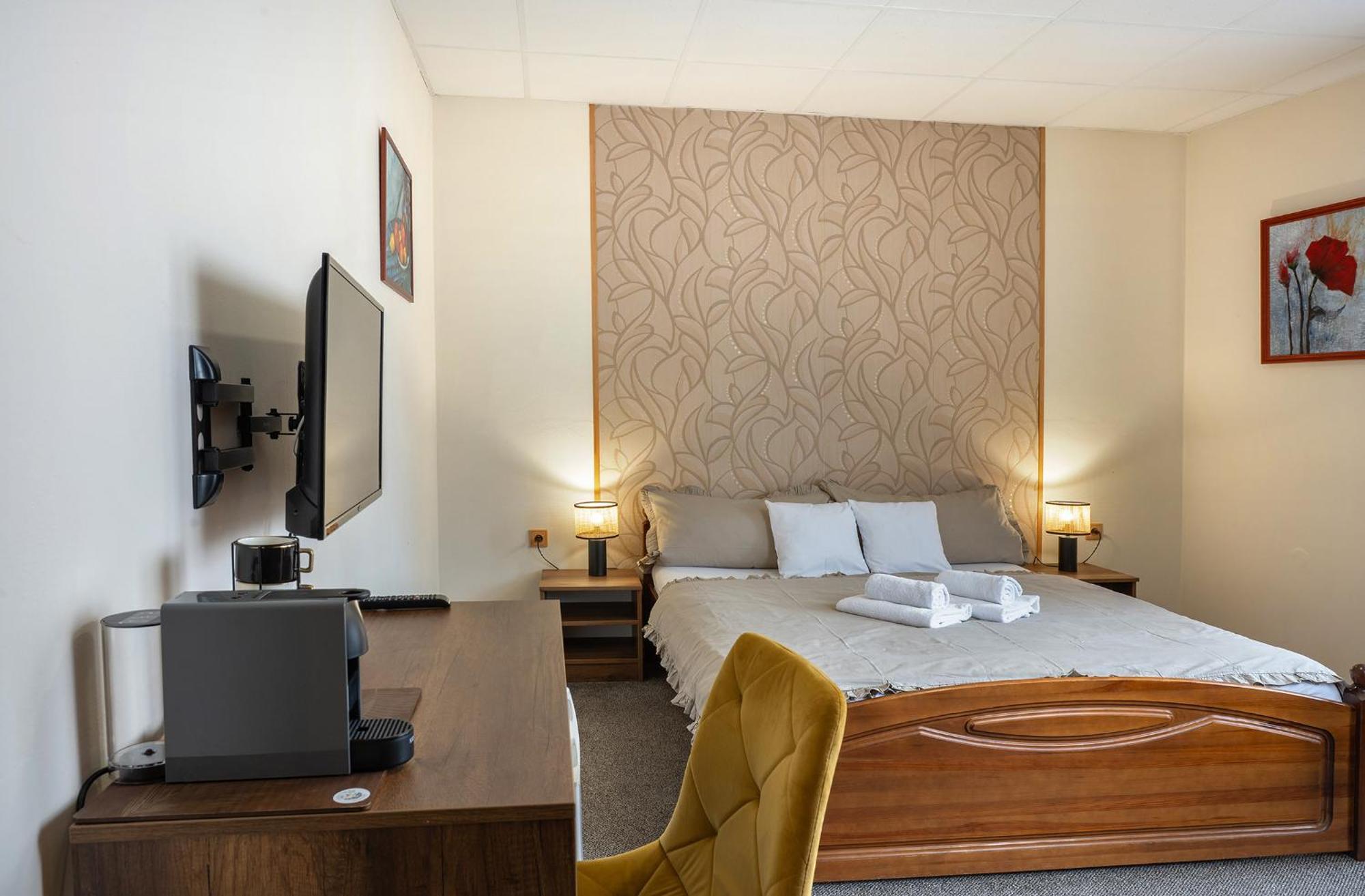 Rodinny Hotel Myslivna Trebon Exterior photo